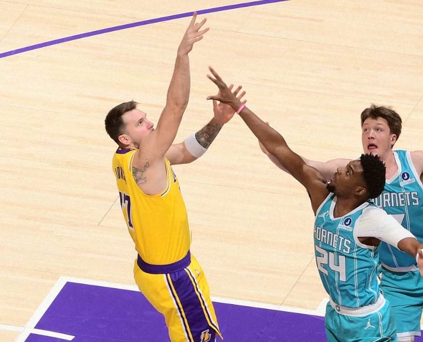 奇异果体育app-爆冷！湖人18分惨败鱼腩黄蜂，东契奇39分，球队有三个问题难解决