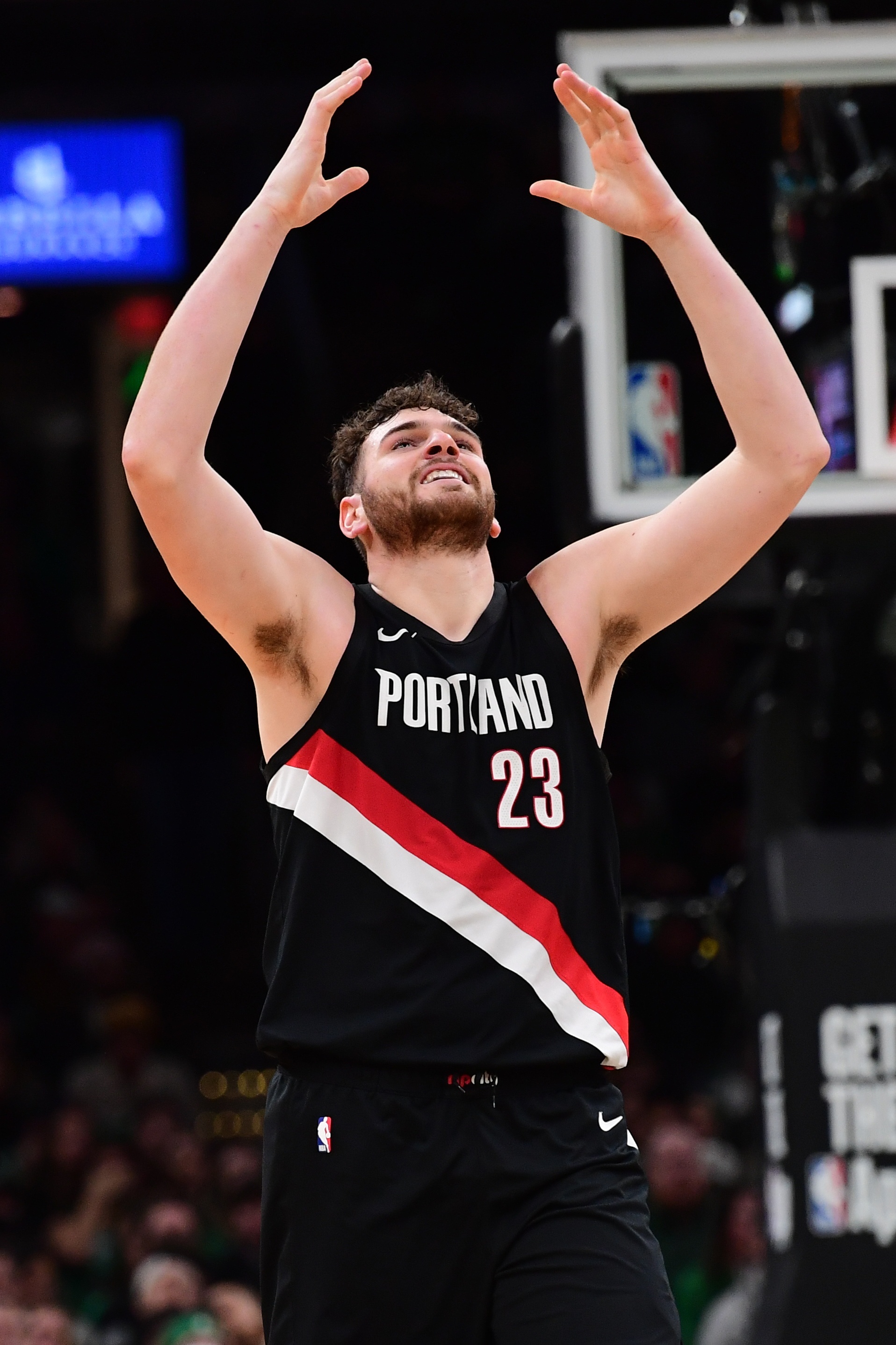 奇异果体育官方网站-人生第一次！克林根肘击被吹二级恶意犯规 生涯首次被驱逐