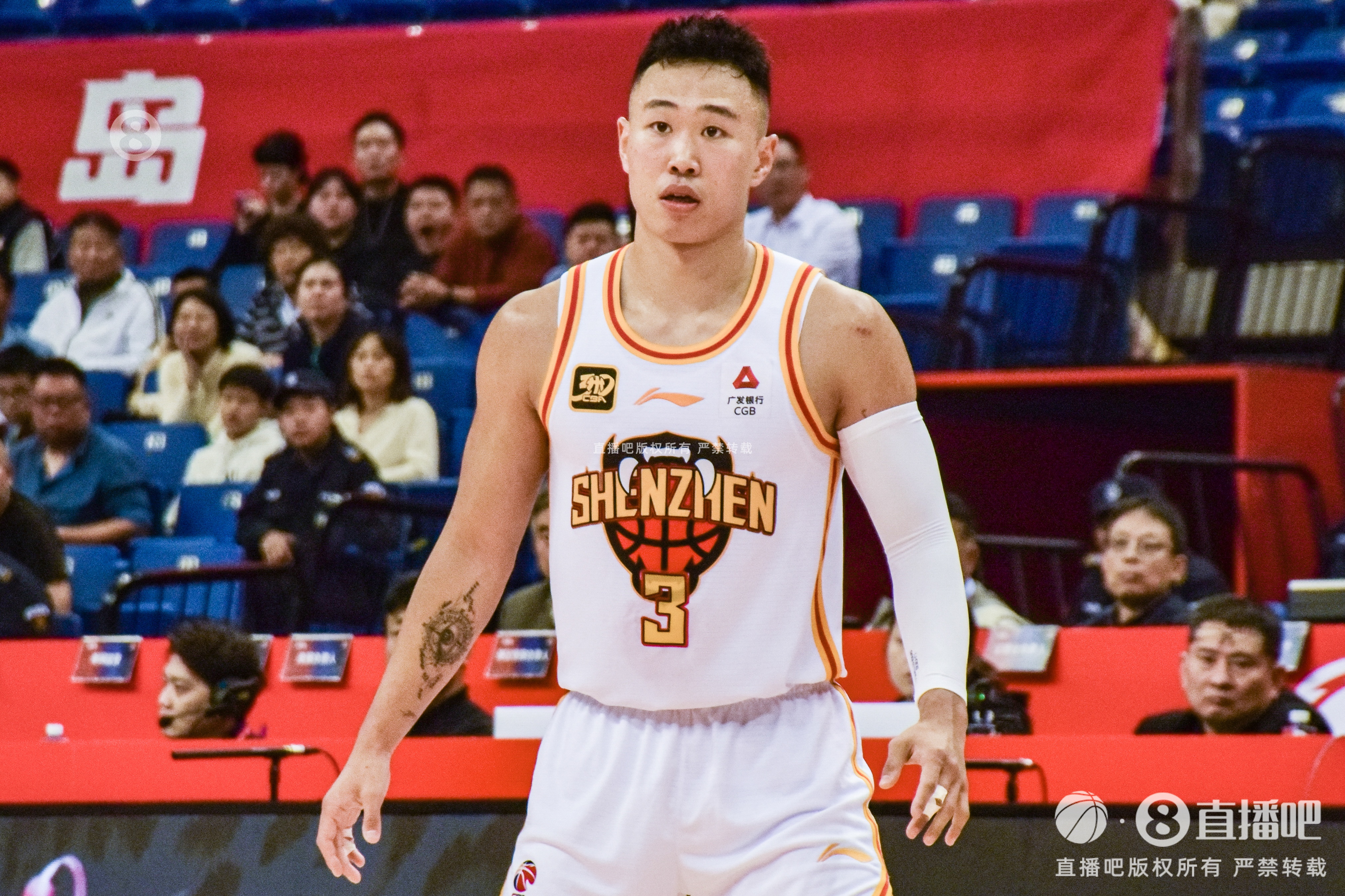 奇异果体育官方网站-双枪！贺希宁半场13中6砍14分 史密斯半场9中5砍18分&amp;第二节15分